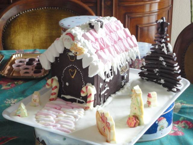 La casetta di Babbo Natale di cioccolato fondente e bianco - food4geek - in  cucina con Miriam e Lothar